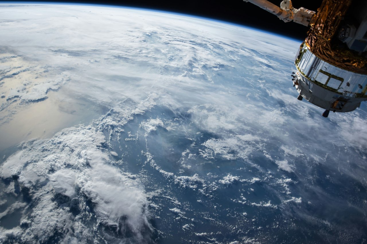 Vigilancia por satélite: límites reales de la observación orbital — imagen de cabecera del artículo
